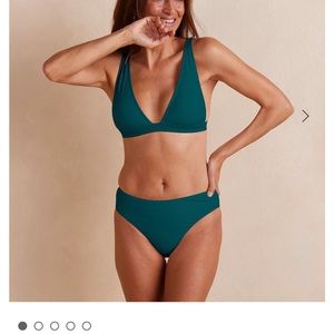 Summersalt The Plunge Bikini Top in Seaweed. Size 6.